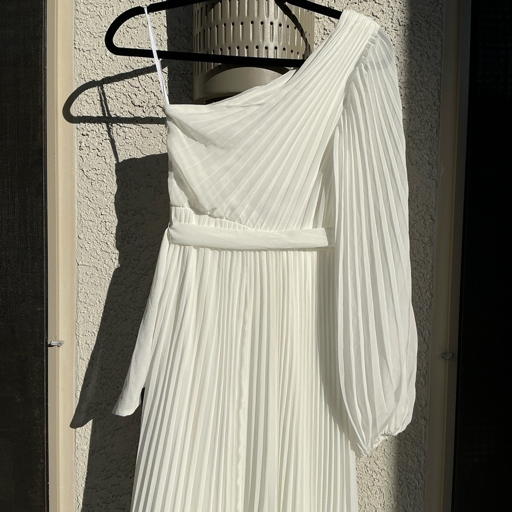 NWT Lulu’s Divine Charm White Pleated One-Shoulder Maxi Dress Extra Small Chic - Picture 9 of 10